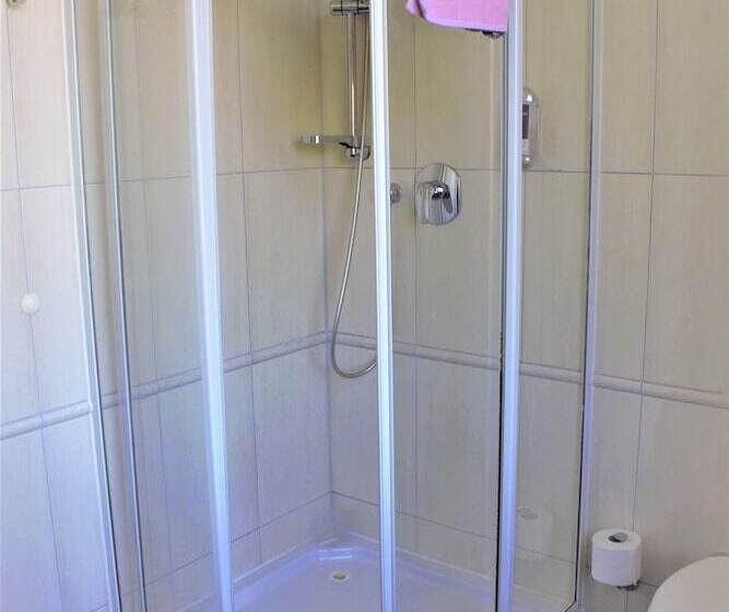 Quarto Estandar Individual, Am Bahnhof