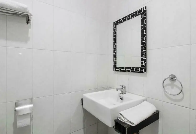 デラックスルーム, Reddoorz Near Goa Sunyaragi