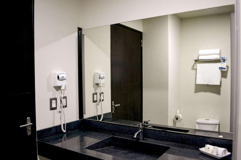 キングサイズベッドのスタンダードルーム, Comfort Inn Irapuato