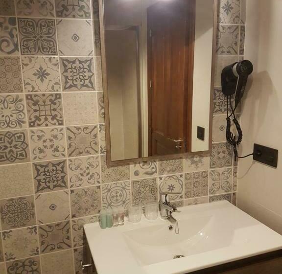 Четырехместный Номер Стандарт с Балконом, Hostal Los Esquiladores