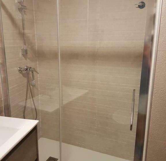 غرفة قياسية رباعية مزودة بشُرفة, Hostal Los Esquiladores