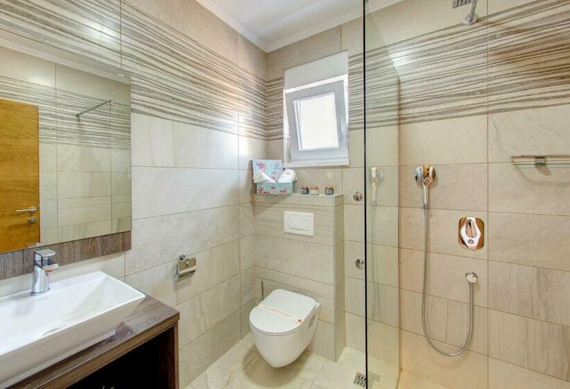 اتاق لوکس با بالکن, Villa Floris