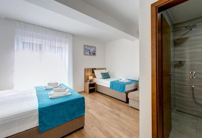 اتاق استاندارد سه نفره, Villa Floris