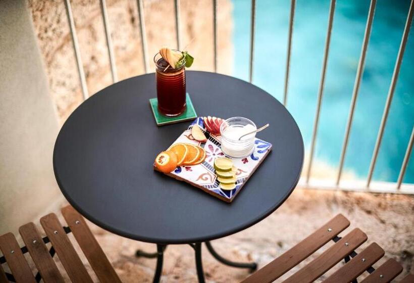 اتاق لوکس با بالکن و چشم‌انداز دریا, Aquamarea