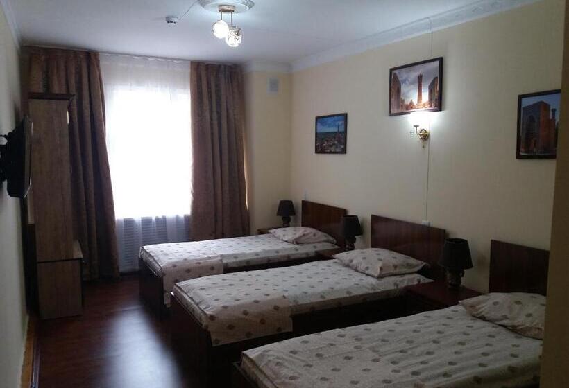 חדר סטנדרט לשלושה, Abu Shakheen