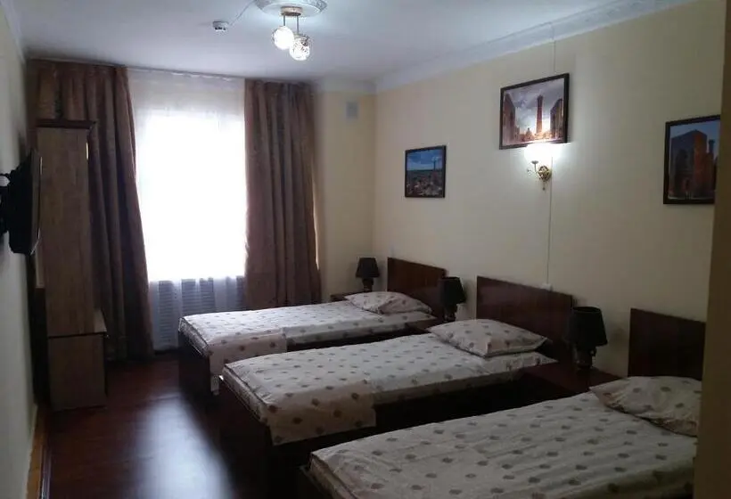 スタンダードトリプルルーム, Abu Shakheen