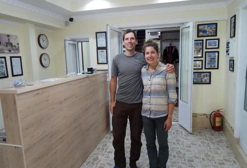 חדר סטנדרט לשלושה, Abu Shakheen