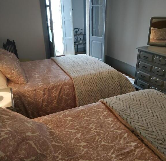 اتاق خانوادگی با چشم‌انداز باغ, Gabriel Guesthouse