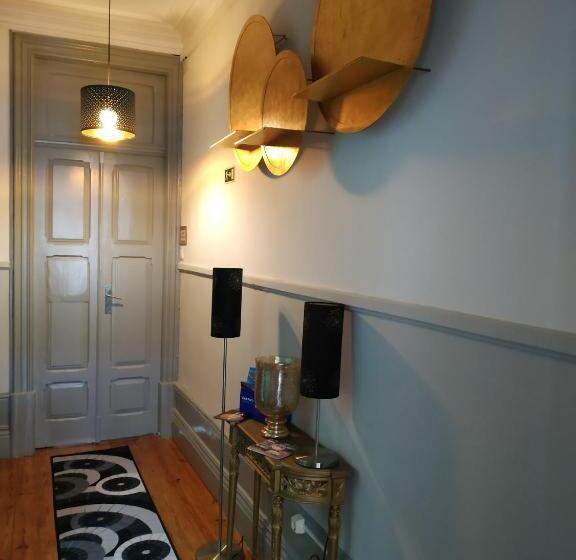 اتاق خانوادگی با چشم‌انداز باغ, Gabriel Guesthouse