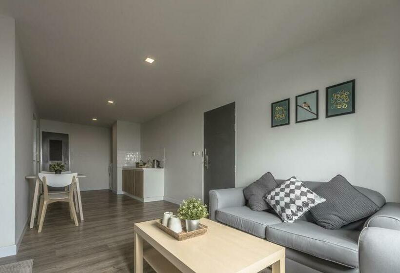 家庭间, Carnation Residence