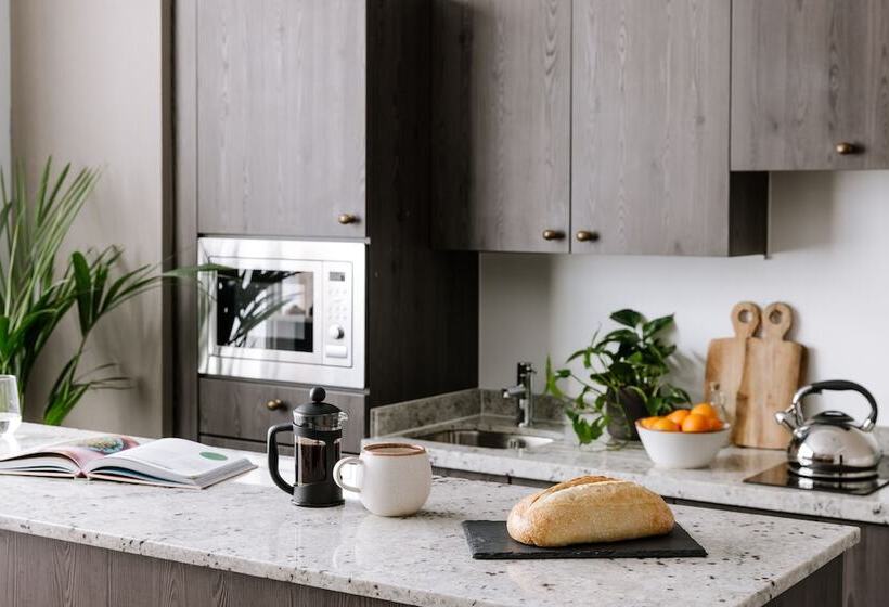 סטודיו דלוקס, Native Glasgow