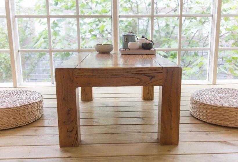 غرفة قياسية مزوَّدة بشُرفة, Bloom Time Guest House