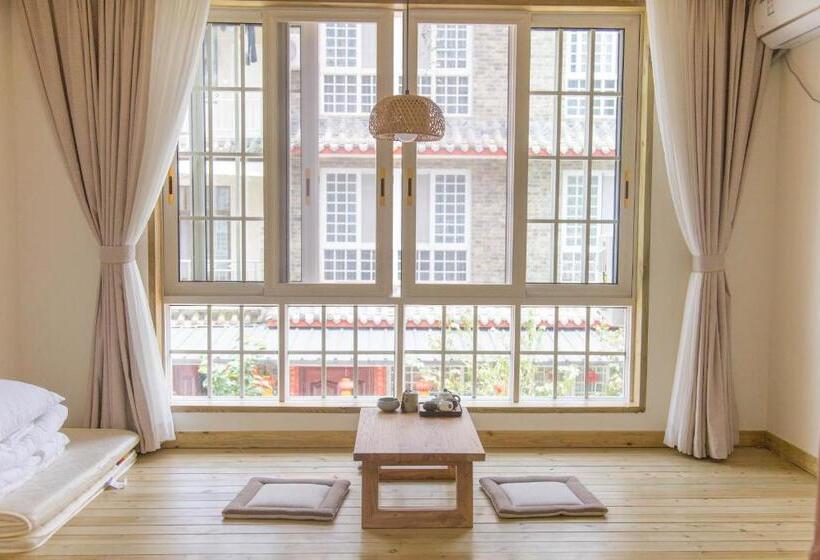 غرفة عائلية, Bloom Time Guest House