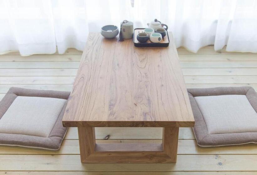 غرفة عائلية, Bloom Time Guest House