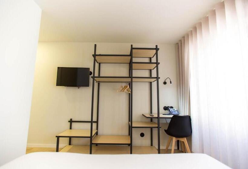 اتاق عادی, The Gate