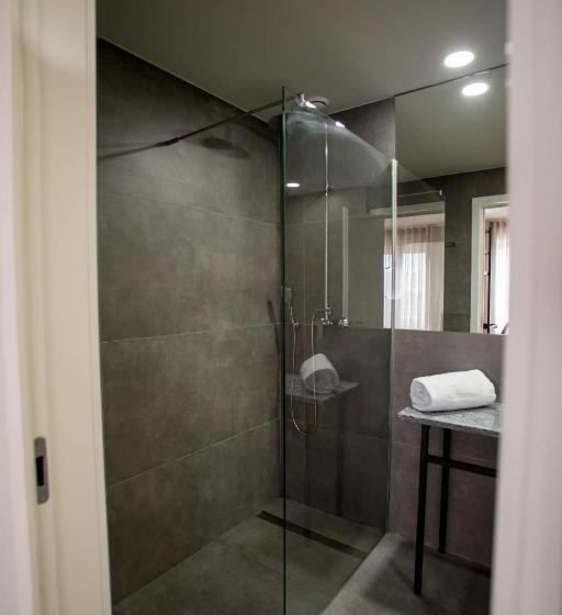 اتاق استاندارد سه نفره, The Gate