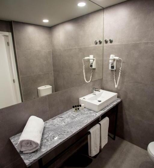 اتاق استاندارد سه نفره, The Gate