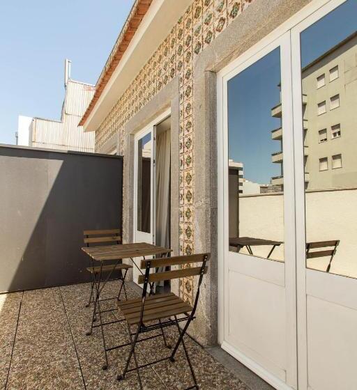 اتاق استاندارد با تراس, The Gate