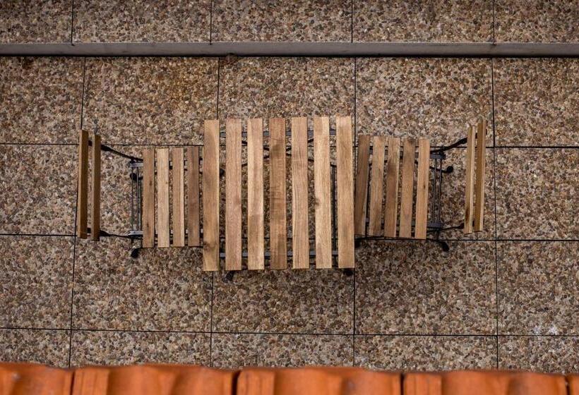 اتاق استاندارد با تراس, The Gate