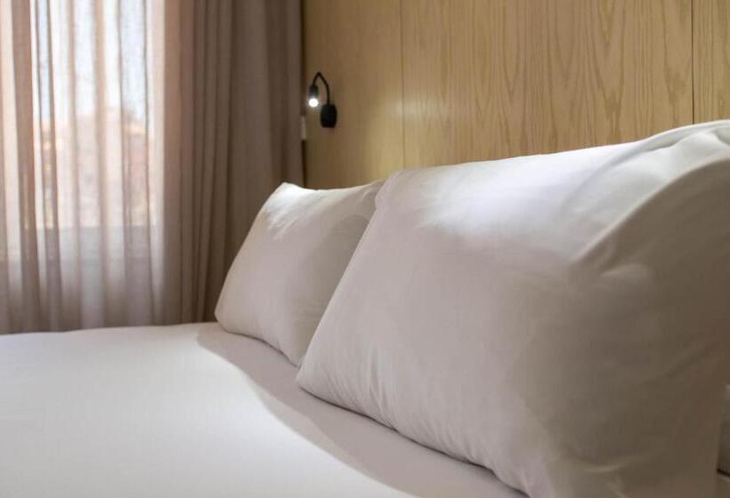 اتاق استاندارد با تراس, The Gate