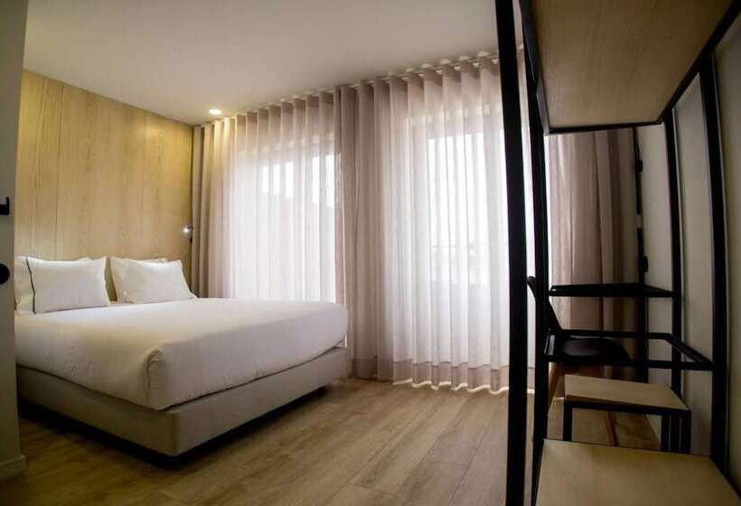 اتاق استاندارد, The Gate