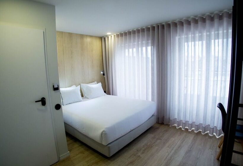 اتاق استاندارد, The Gate