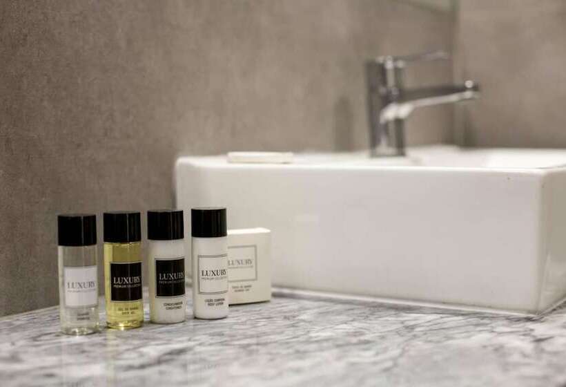 اتاق استاندارد با تراس, The Gate