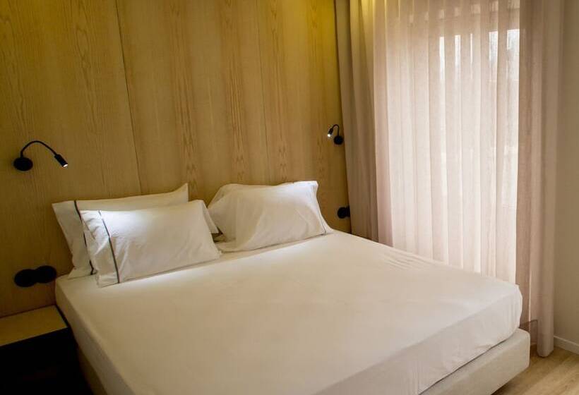 اتاق استاندارد با تراس, The Gate