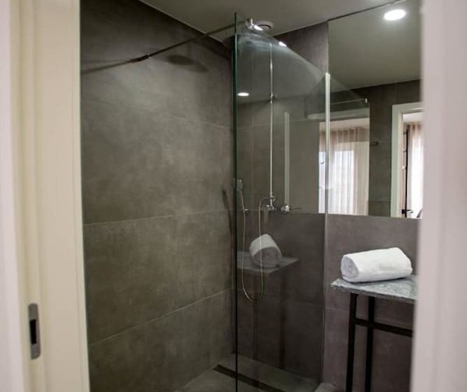 اتاق استاندارد سه نفره, The Gate