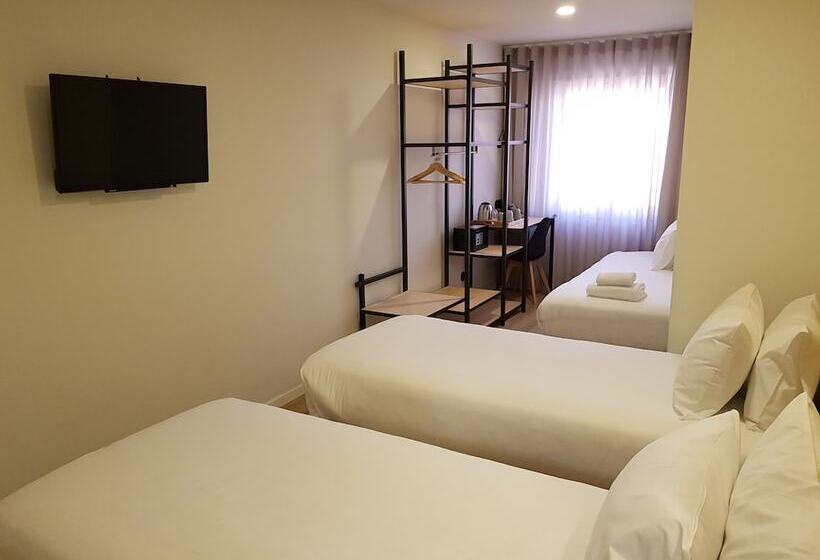 اتاق استاندارد سه نفره, The Gate