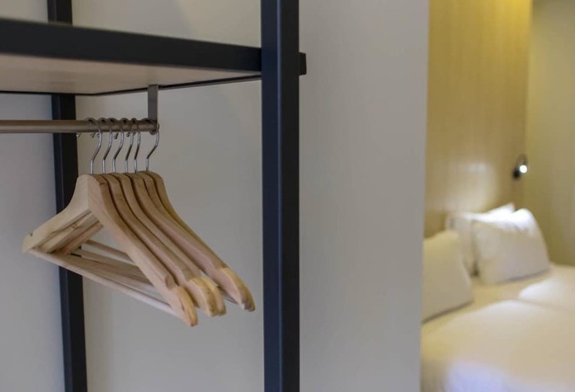 اتاق استاندارد سه نفره, The Gate