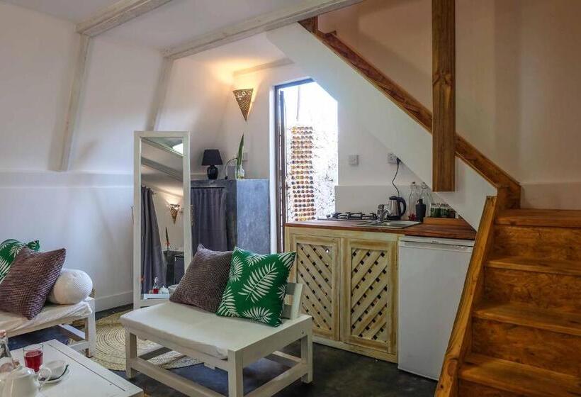 בקתה, B4 Beach Club