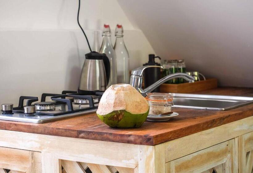 בקתה, B4 Beach Club