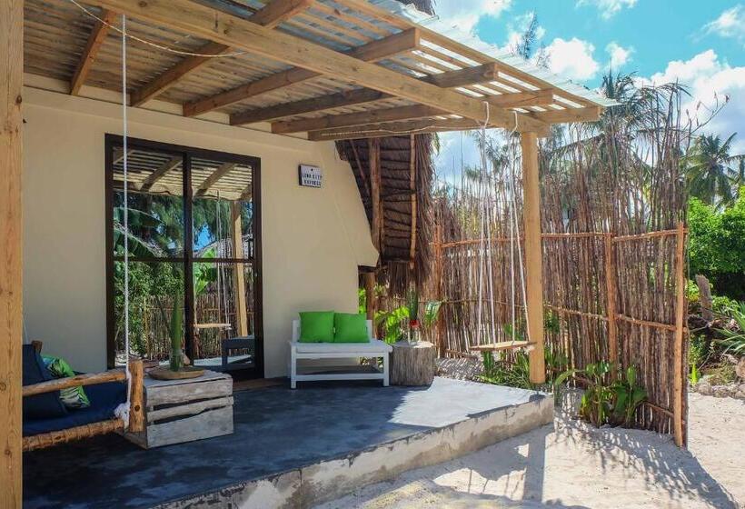 בקתה, B4 Beach Club