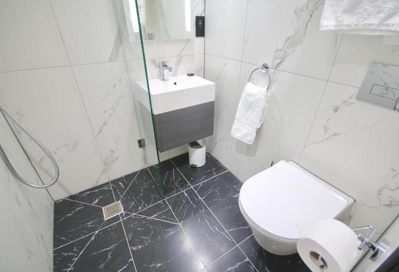 Номер Deluxe, Becketts