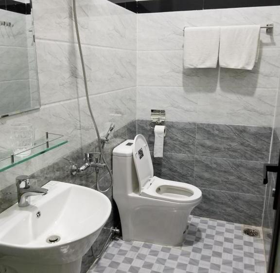 اتاق استاندارد چهارنفره با بالکن, Phi Hùng