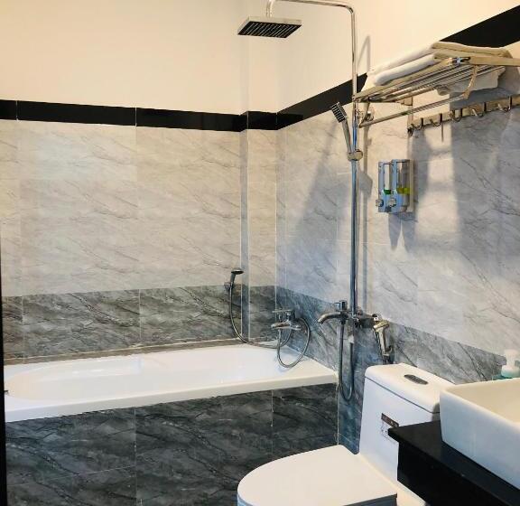 اتاق استاندارد چهار تخته, Phi Hùng