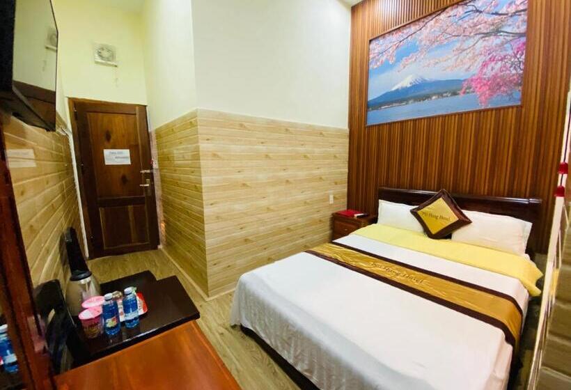 اتاق لوکس, Phi Hùng