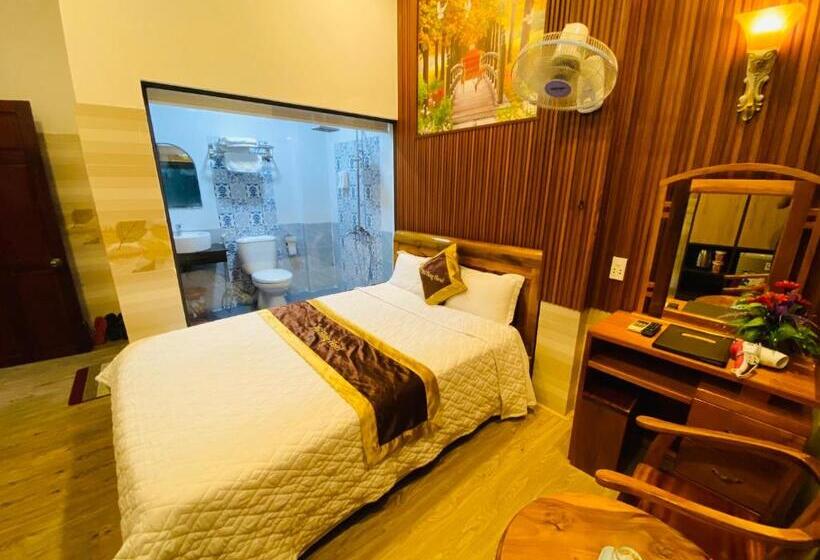 اتاق لوکس, Phi Hùng