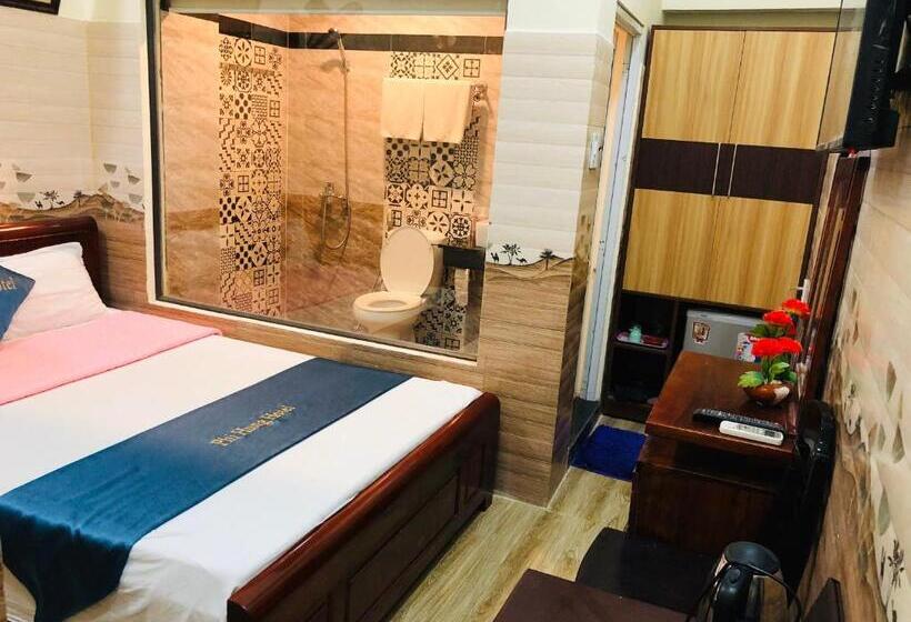 اتاق لوکس, Phi Hùng