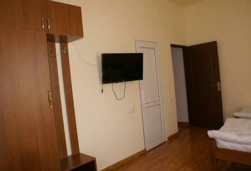اتاق استاندارد سه نفره, Karin S B&b