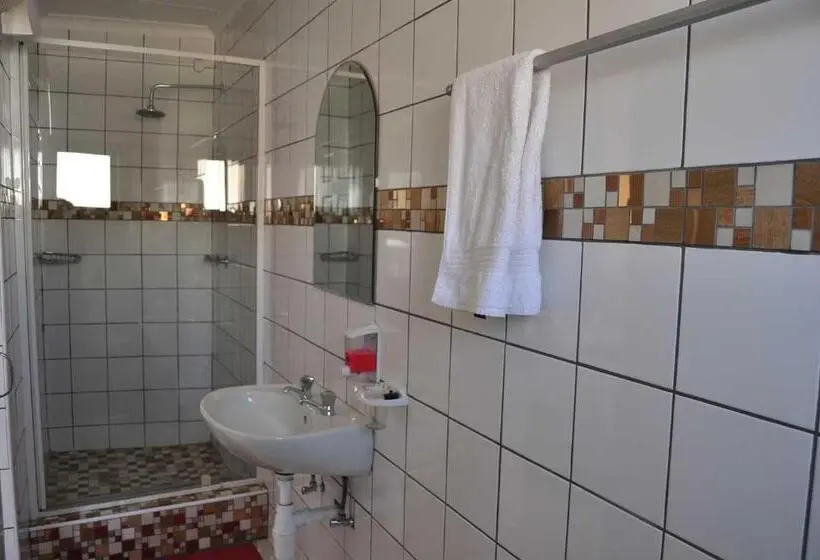 اتاق استاندارد سه نفره, Timo's Guesthouse Accommodation
