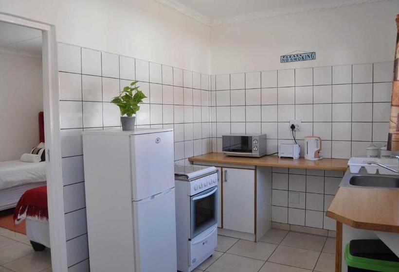 اتاق استاندارد سه نفره, Timo's Guesthouse Accommodation