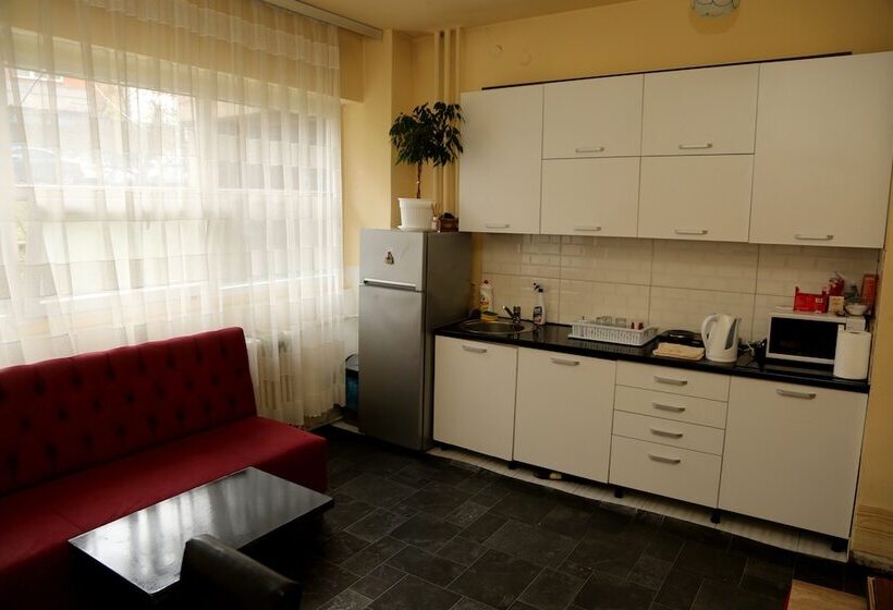 تختخواب در اتاق مشترک, Moon Hostel