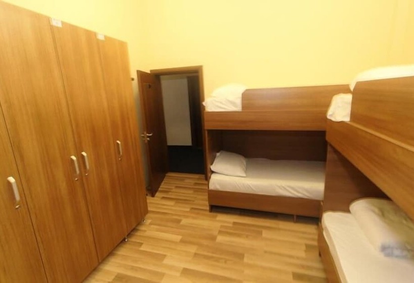 تختخواب در اتاق مشترک, Moon Hostel