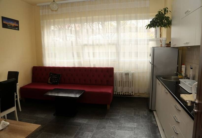تختخواب در اتاق مشترک, Moon Hostel