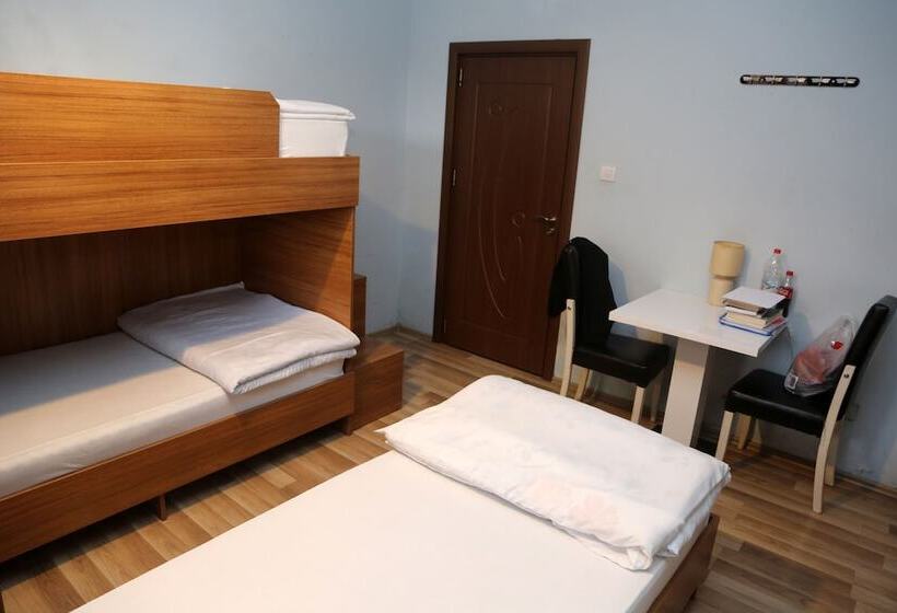 تختخواب در اتاق مشترک, Moon Hostel