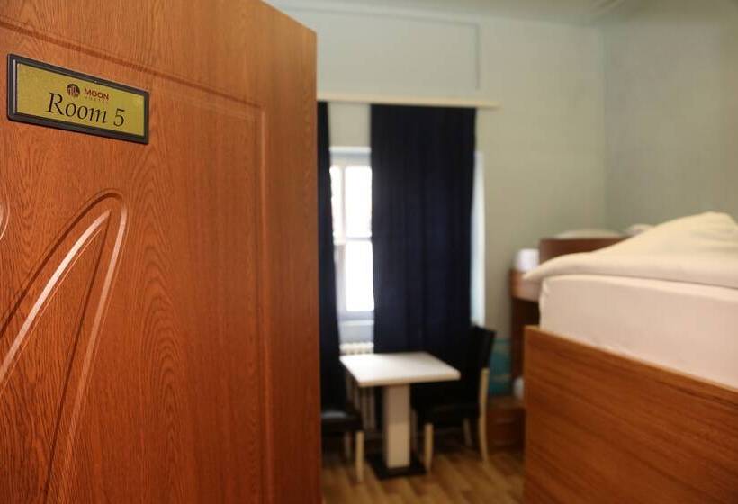 تختخواب در اتاق مشترک, Moon Hostel