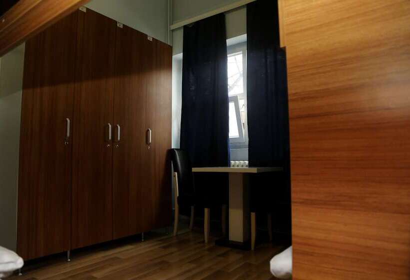 تختخواب در اتاق مشترک, Moon Hostel