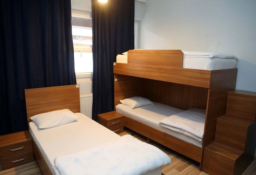 تختخواب در اتاق مشترک, Moon Hostel